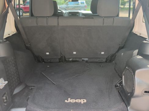Used 2012 Jeep Wrangler Unlimited Sahara w/ Dual Top Group AWD/4WD image 18