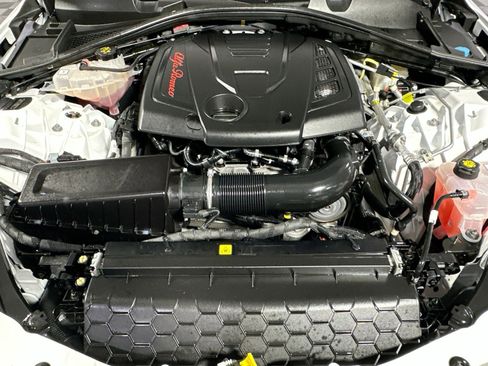 Used 2022 Alfa Romeo Giulia Veloce image 40