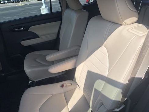 Used 2025 Toyota Highlander XLE AWD/4WD image 23