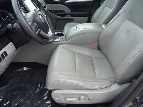 Used 2016 Toyota Highlander XLE w/ Protection Package #3 AWD/4WD image 6