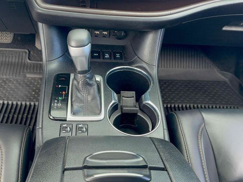 Used 2019 Toyota Highlander XLE AWD/4WD image 17