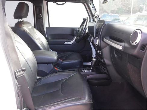 Used 2016 Jeep Wrangler Unlimited Rubicon w/ Connectivity Group image 4