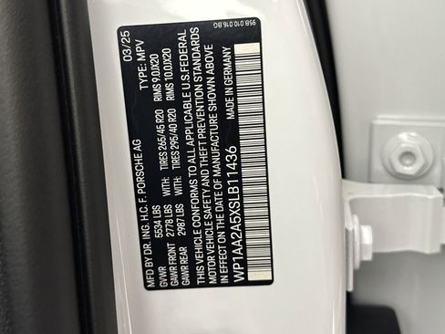 Certified 2025 Porsche Macan Turbo image 31