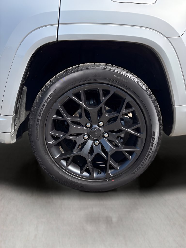 Used 2025 Jeep Grand Cherokee Summit w/ Obsidian Package AWD/4WD image 9