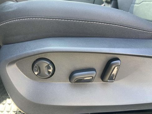 New 2025 Volkswagen Taos SE image 18