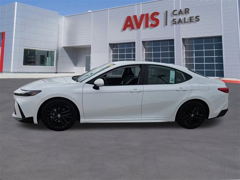 Used 2025 Toyota Camry SE image 2