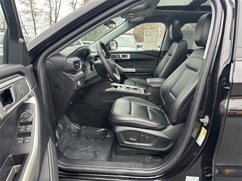 Certified 2022 Ford Explorer XLT w/ Equipment Group 202A image 19