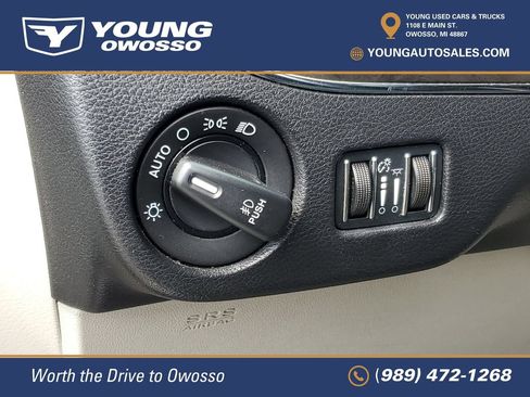 Used 2016 Chrysler Town & Country Touring-L FWD image 12