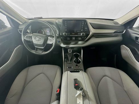 Used 2022 Toyota Highlander LE image 10