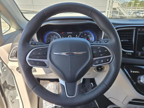 Certified 2023 Chrysler Pacifica Touring-L image 16