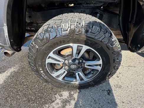 Used 2019 Toyota Tacoma TRD Sport image 15