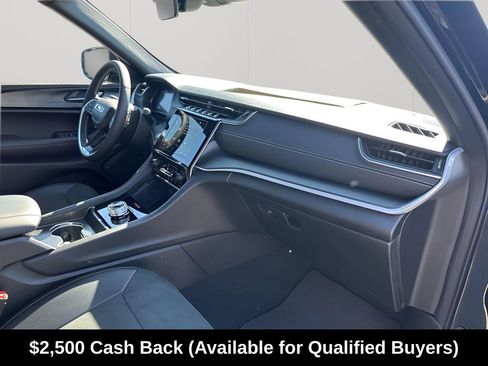 New 2025 Jeep Grand Cherokee L Altitude RWD image 17