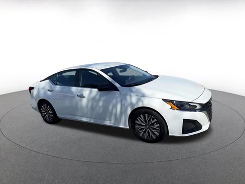 Used 2025 Nissan Altima 2.5 SV FWD image 2