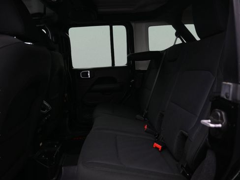 Used 2018 Jeep Wrangler Unlimited Sahara AWD/4WD image 13