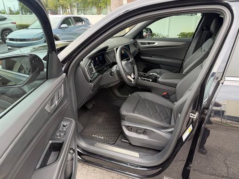 Used 2024 Volkswagen Atlas Cross Sport SE FWD image 7