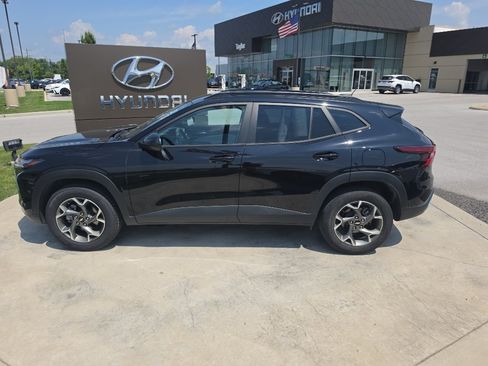 Used 2025 Chevrolet Trax LT FWD image 8