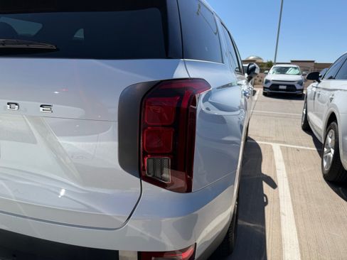 Used 2022 Hyundai Palisade SEL w/ Premium Package FWD image 9