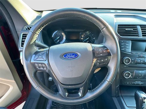 Used 2017 Ford Explorer XLT image 7