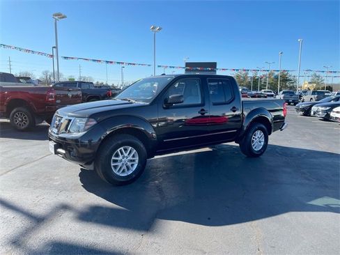Used 2016 Nissan Frontier SV image 2