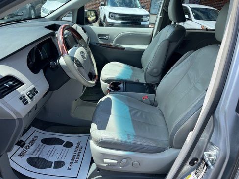 Used 2011 Toyota Sienna Limited w/ Premium Pkg AWD/4WD image 12