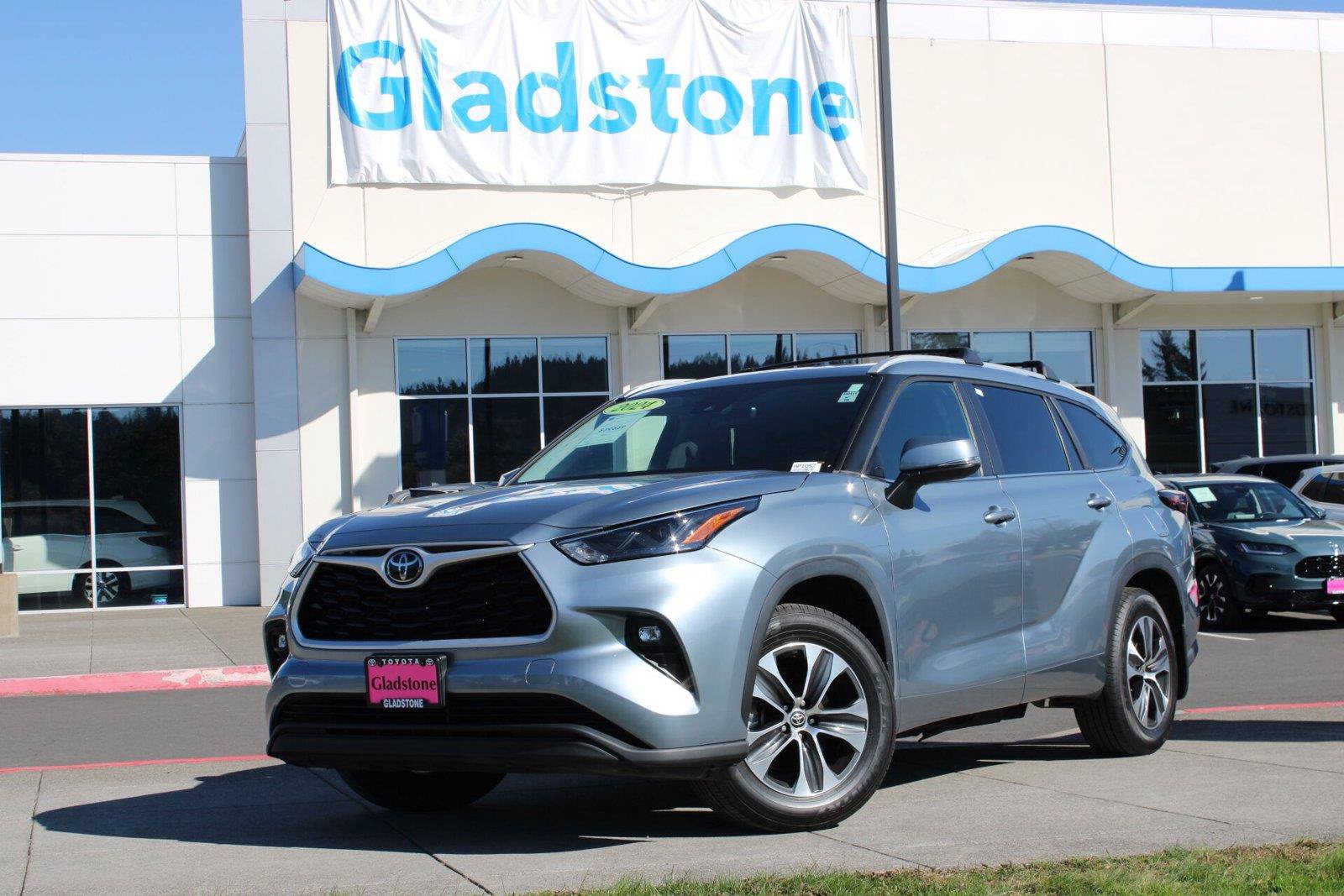 Used 2024 Toyota Highlander XLE AWD/4WD image 1