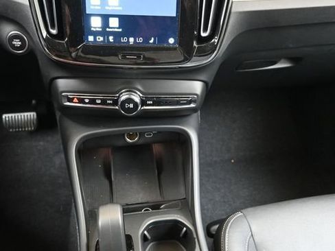 Certified 2025 Volvo XC40 B5 Core image 28