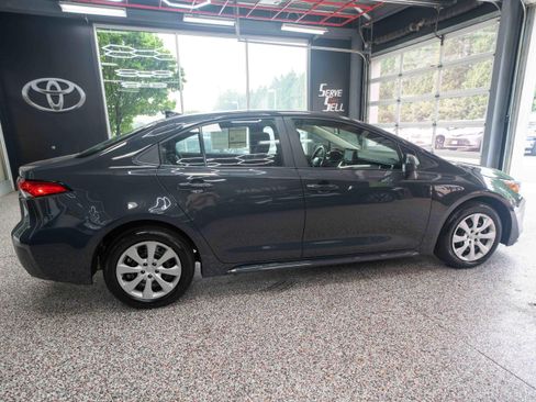 Used 2025 Toyota Corolla LE FWD image 4