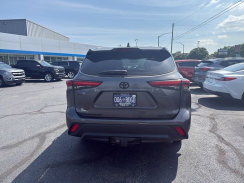 Used 2022 Toyota Highlander XLE AWD/4WD image 6