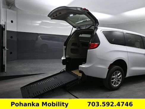 Used 2024 Chrysler Pacifica Touring-L image 2