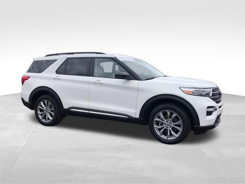 Used 2023 Ford Explorer XLT w/ Equipment Group 202A AWD/4WD image 2