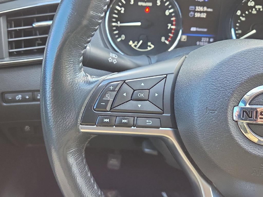 Used 2018 Nissan Rogue SV AWD/4WD image 18
