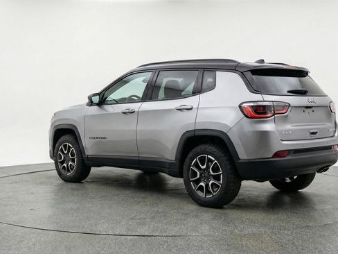 Used 2025 Jeep Compass Trailhawk image 6