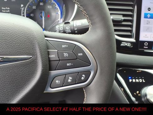 Used 2025 Chrysler Pacifica Select FWD image 20