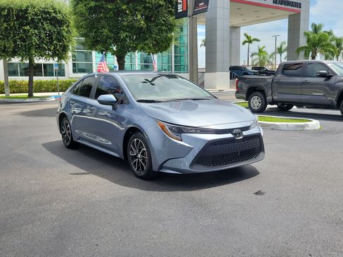 Used 2022 Toyota Corolla LE FWD image 2