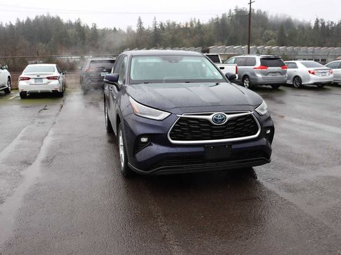 Certified 2021 Toyota Highlander LE image 3