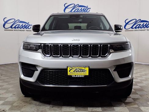 Used 2023 Jeep Grand Cherokee Laredo AWD/4WD image 3