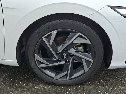 Used 2024 Hyundai Elantra Limited image 9