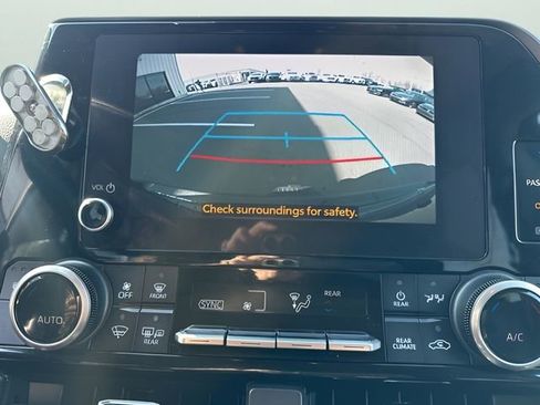 Used 2023 Toyota Highlander XLE AWD/4WD image 23