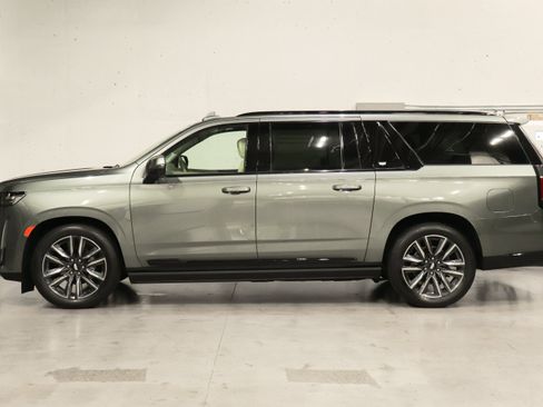 Used 2023 Cadillac Escalade ESV Sport Platinum AWD/4WD image 2
