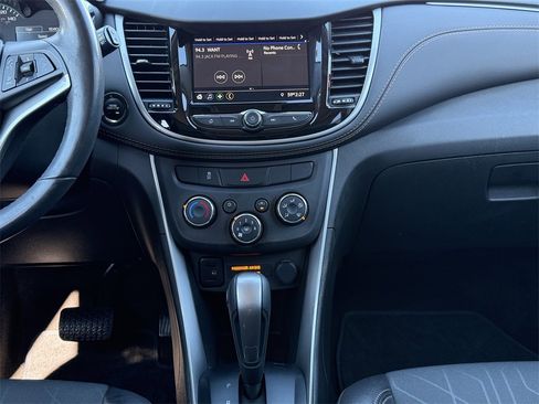 Used 2022 Chevrolet Trax LT w/ LT Convenience Package image 13