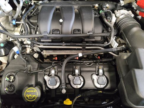 Used 2018 Ford Explorer XLT w/ Equipment Group 201A AWD/4WD image 30