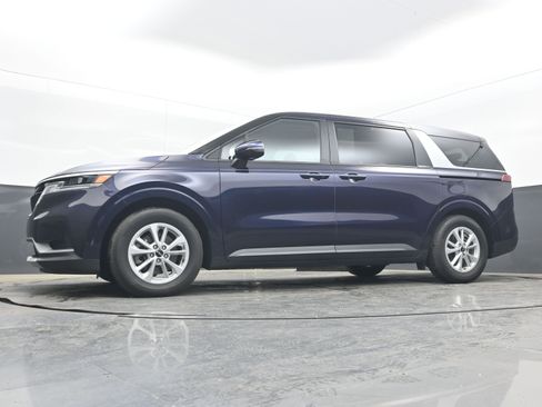 Used 2023 Kia Carnival LX image 24