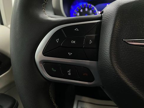 Used 2024 Chrysler Pacifica Touring-L image 16