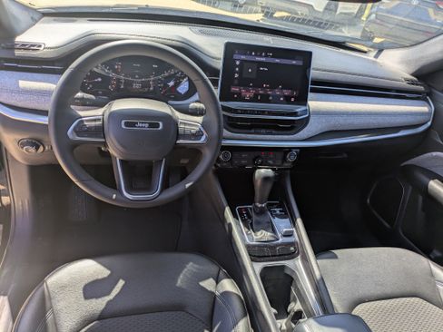 Used 2024 Jeep Compass Latitude image 11