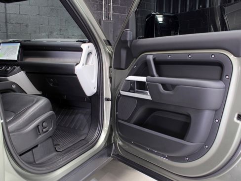 Used 2024 Land Rover Defender 110 SE image 24