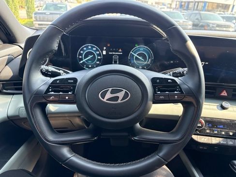 Certified 2025 Hyundai Elantra Limited FWD image 13