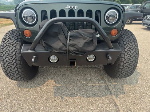 Used 2011 Jeep Wrangler Unlimited Rubicon w/ Connectivity Group AWD/4WD image 4