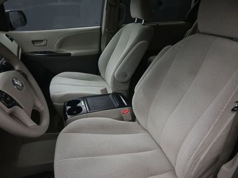 Used 2013 Toyota Sienna LE FWD image 19