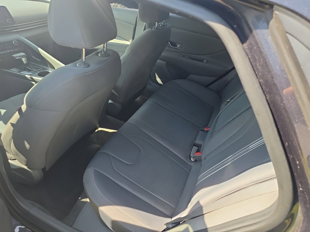 Used 2022 Hyundai Elantra SEL w/ Convenience + Premium Package FWD image 5
