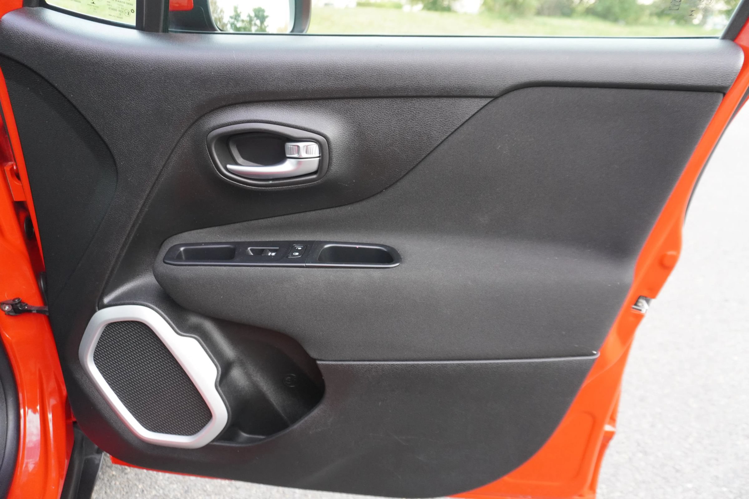 Used 2018 Jeep Renegade Latitude w/ Advanced Technology Group FWD image 20